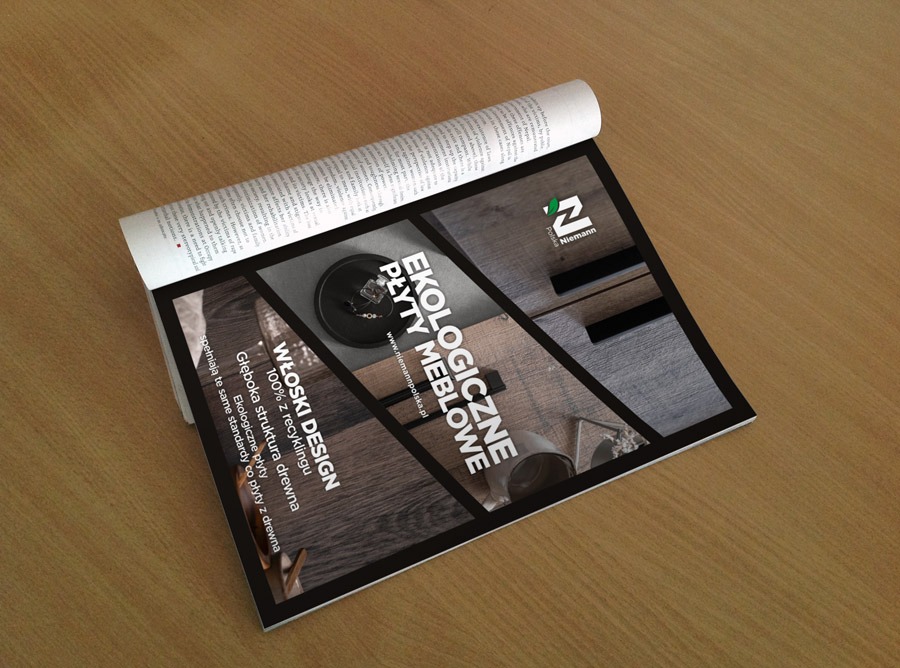 Otwarta gazeta na drewnianym stole prezentująca reklamę ekologicznych płyt meblowych firmy Niemann Polska, z widocznym logo i hasłem 'Włoski design 100% z recyklingu'.