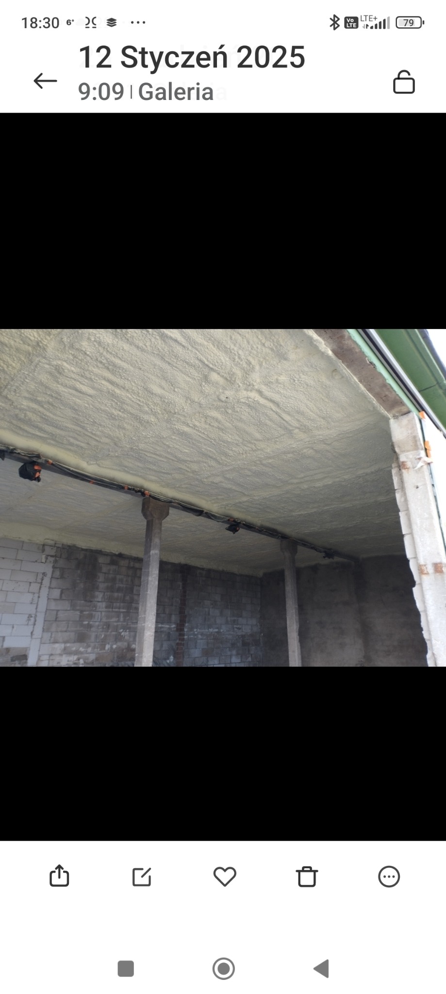 Poddasze ocieplone pianką PUR, widoczne elementy konstrukcyjne i instalacja elektryczna pod stropem.