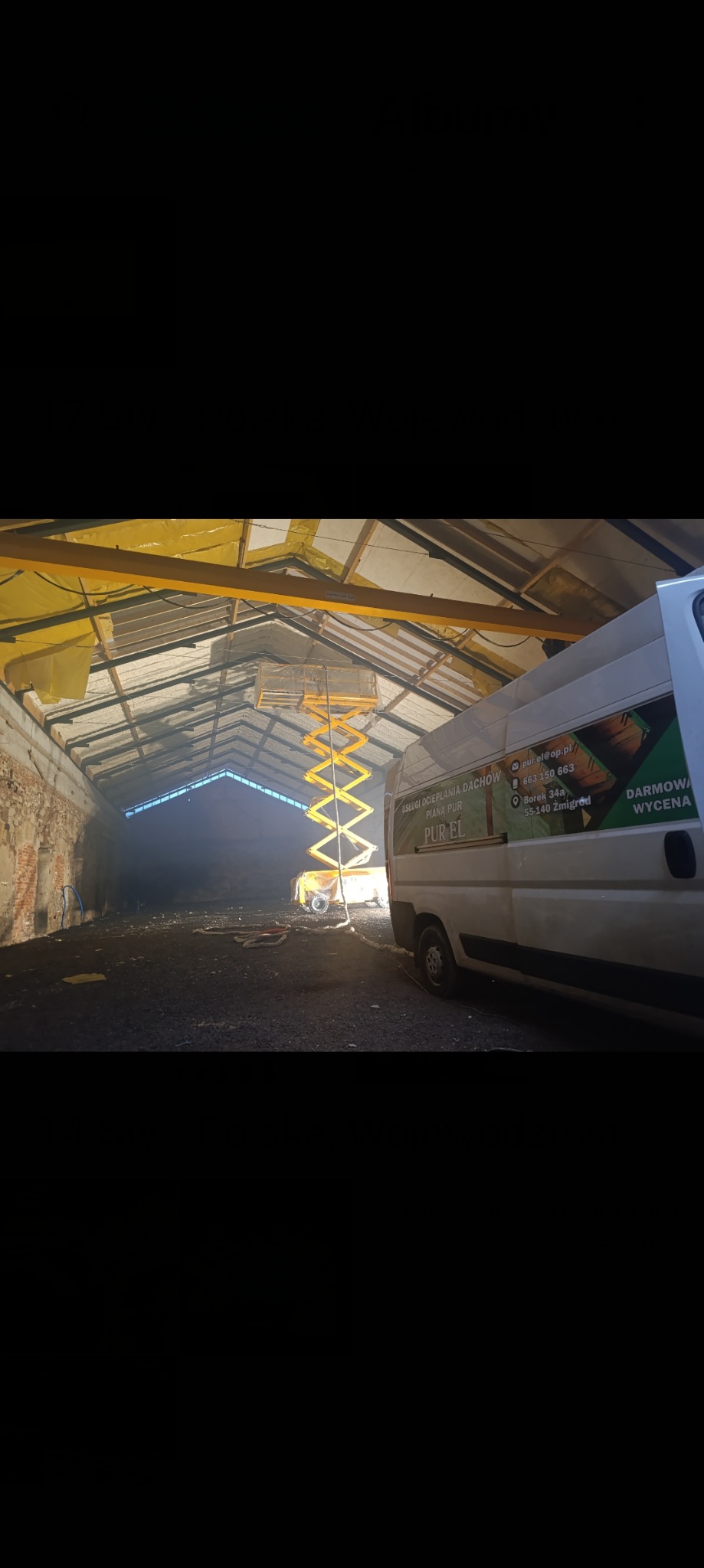 Wnętrze hali z konstrukcją dachu w trakcie ocieplania pianką, widoczny podnośnik nożycowy i samochód dostawczy z reklamą usług ocieplania dachów pianką PUR