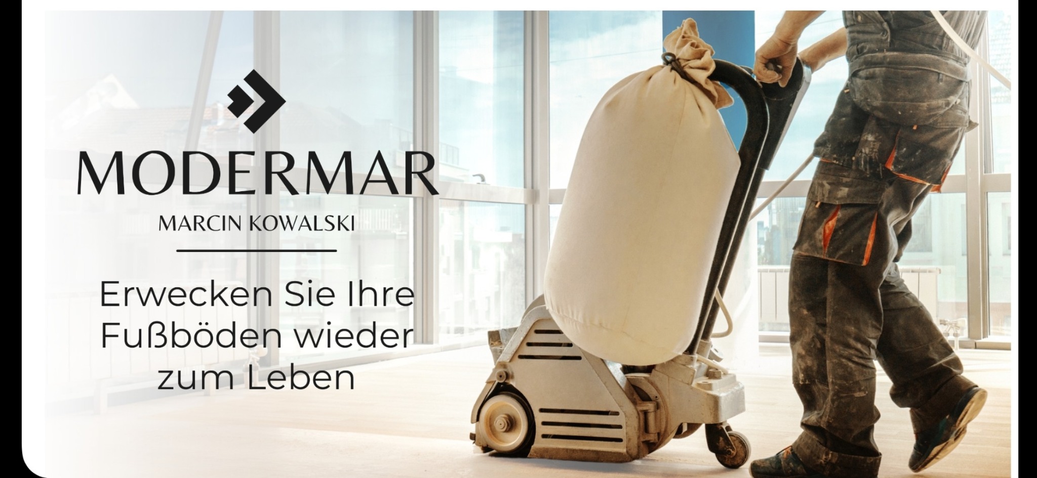 Pracownik w ubraniu roboczym cyklinuje drewnianą podłogę za pomocą profesjonalnej maszyny do cyklinowania z workiem na pył na tle jasnego pomieszczenia z dużymi oknami, widoczne logo firmy...