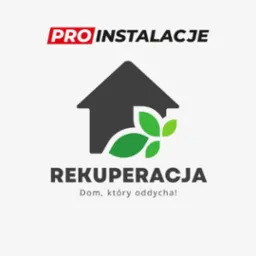 Logo firmy Pro Instalacje z Radomia: szary dom z zielonymi liśćmi symbolizującymi rekuperację i hasłem 'Dom, który oddycha!'.