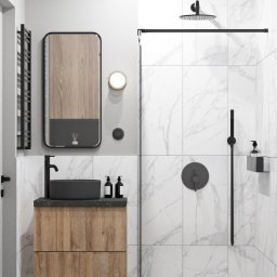 PURSSU STUDIO EWA KUROWSKA - Nowoczesna aranżacja łazienki w Gdańsku: kabina prysznicowa typu walk-in z marmurowymi płytkami, drewniana szafka pod umywalką i czarne akcenty.