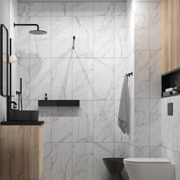 PURSSU STUDIO EWA KUROWSKA - Nowoczesna łazienka z marmurowymi płytkami, czarną umywalką nablatową i minimalistyczną armaturą. Drewniana szafka pod umywalką dodaje ciepła. Oświetlenie punktowe.
