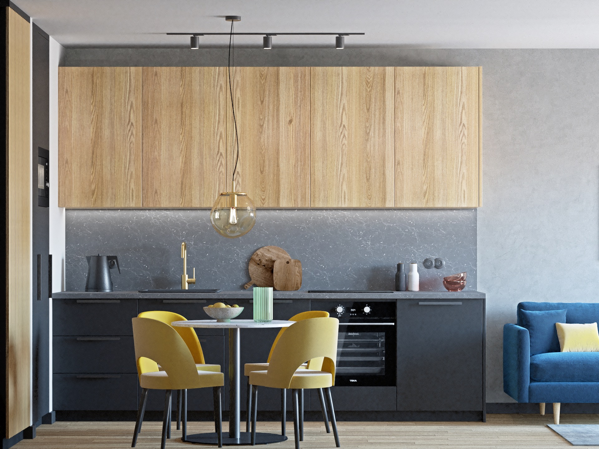 Stylowa kuchnia z drewnianymi szafkami, marmurowym blatem i złotymi akcentami. Żółte krzesła dodają ciepła, a niebieska sofa w tle tworzy kontrast.