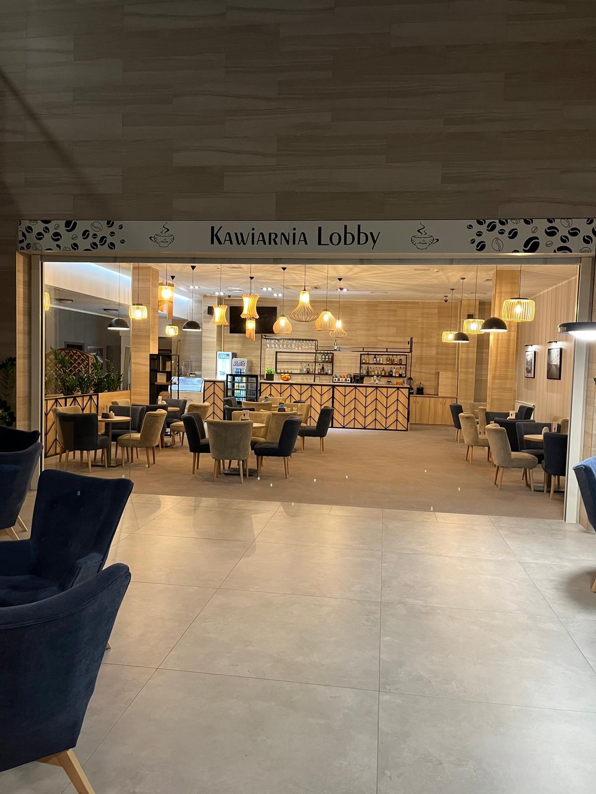 Elementy ozdobne pod barem , półki wiszące na alkohol, półki na pokale i kieliszki do wina i szampana,szafa stojąca