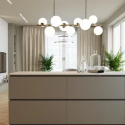 Nowoczesna kuchnia z wyspą w odcieniach beżu i szarości, oświetlona kulistą lampą, z elementami dekoracyjnymi w postaci roślin i szklanych naczyń.