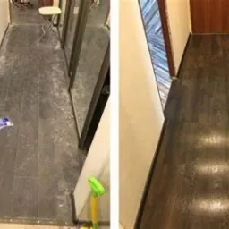 Korytarz z drewnianą podłogą przed i po czyszczeniu, widoczne różnice w kolorze i połysku, resztki zabrudzeń w rogu po lewej stronie.