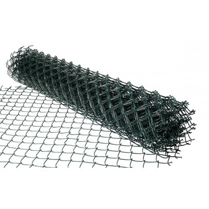 Zwinięta rolka zielonej siatki ogrodzeniowej o romboidalnych oczkach, widoczna na białym tle.