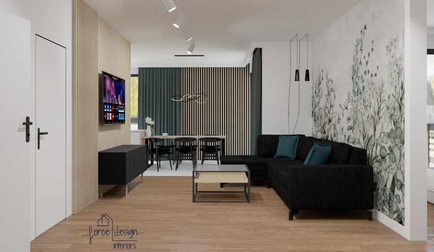 Wizualizacja przestronnego salonu z drewnianą podłogą, czarną sofą narożną z turkusowymi poduszkami, ścianą z tapetą w motywy roślinne, telewizorem na ścianie z drewnianymi panelami oraz stołem...