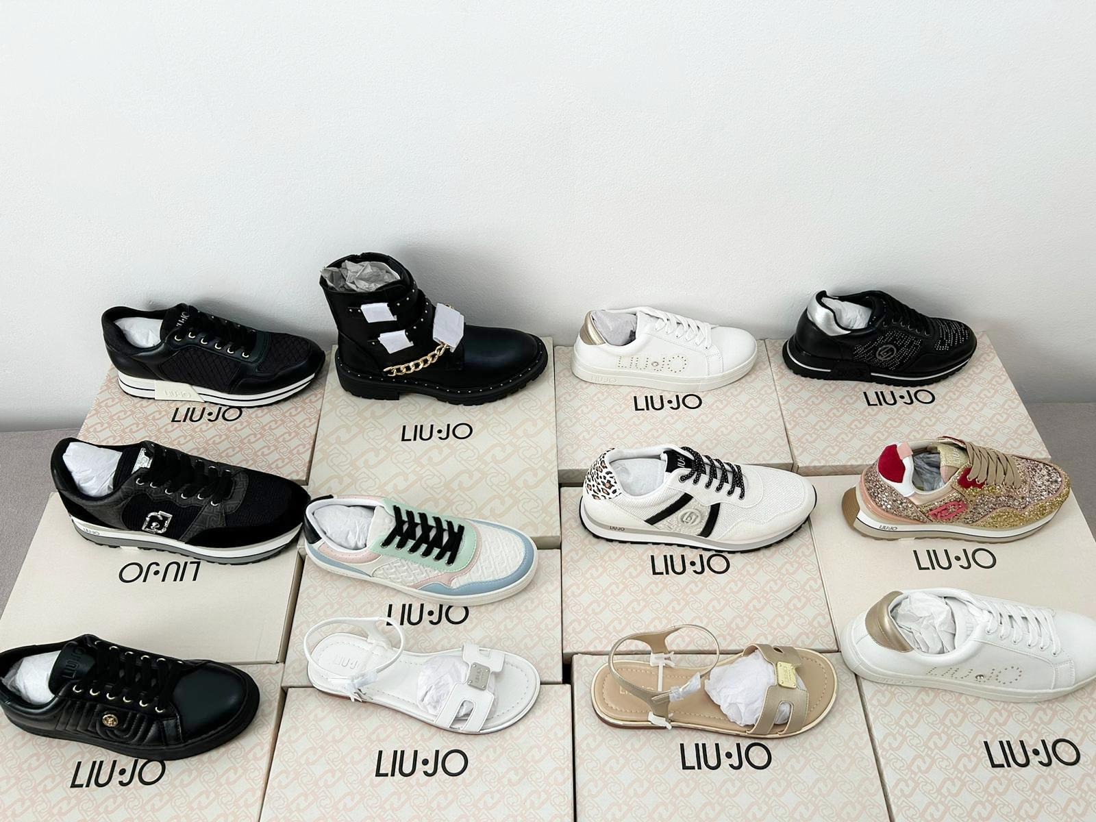 Różnorodny asortyment obuwia marki Liu Jo: sneakersy, sandały i botki na pudełkach z logo, w większości nowe, zabezpieczone papierem.
