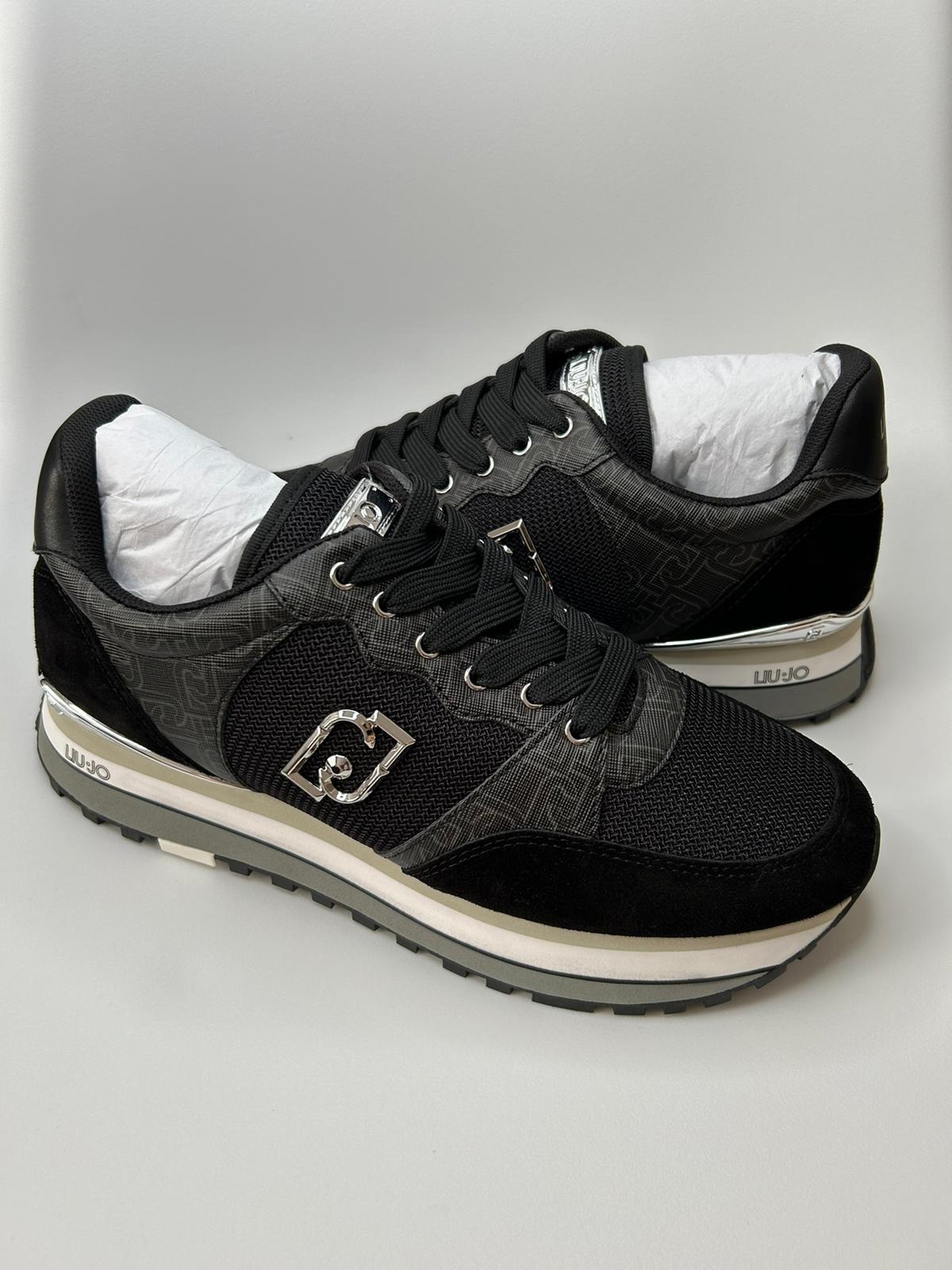 Para czarnych sneakersów Liu Jo z srebrnymi detalami i wzorem w logo, ustawiona na białym tle.