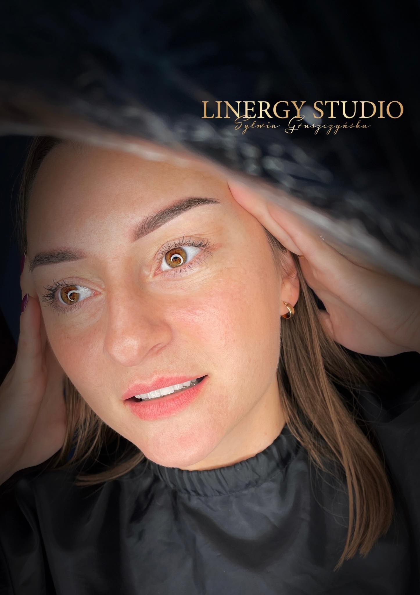 Portret kobiety z widocznymi brwiami po zabiegu makijażu permanentnego, z logo studia Linergy Studio w tle.