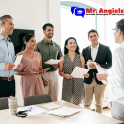 Grupa uśmiechniętych osób z dokumentami w dłoniach, uczestniczących w spotkaniu biznesowym lub zajęciach językowych w Gnieźnie. W tle widoczne logo szkoły językowej.