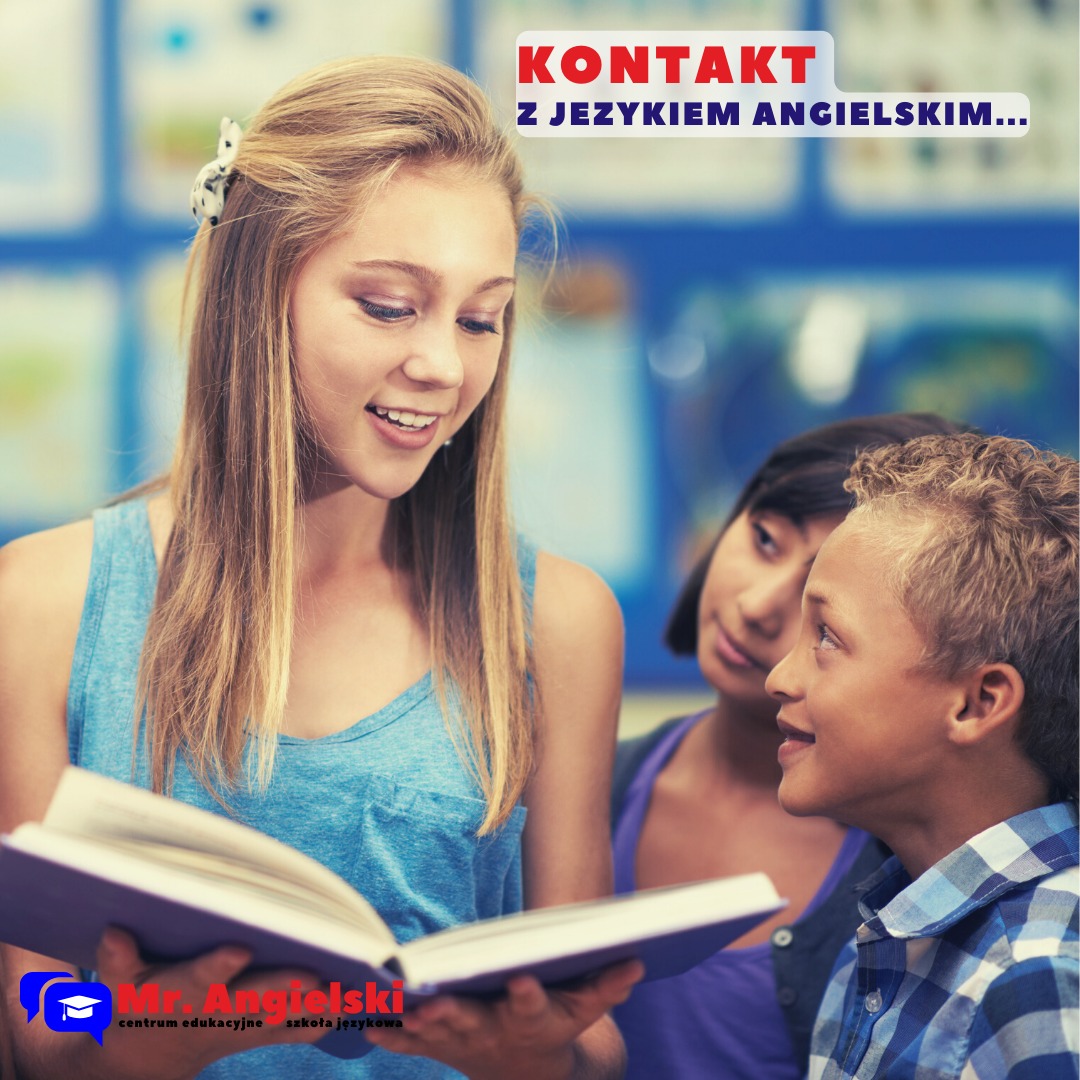 Młoda blondynka czyta książkę po angielsku z uśmiechem, obserwują ją dwoje uczniów z zaciekawieniem, w tle tablica i napis 'Kontakt z językiem angielskim', w lewym dolnym rogu logo szkoły językowej...
