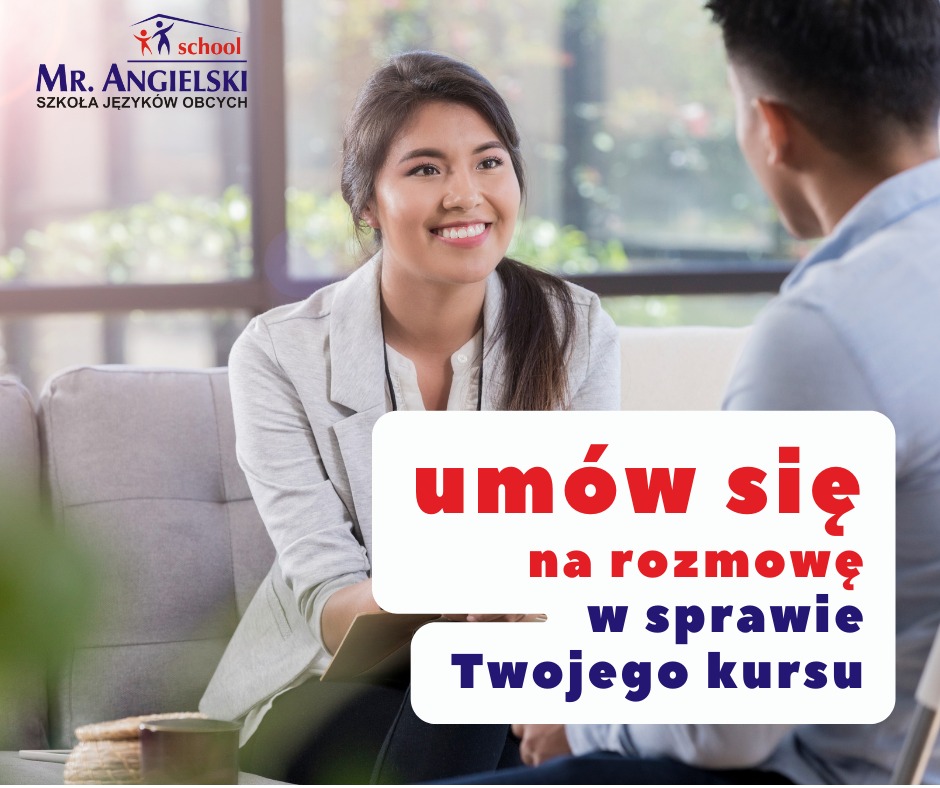 Uśmiechnięta kobieta w szarej marynarce prowadzi rozmowę z klientem w sprawie kursu językowego, widoczne logo szkoły językowej w lewym górnym rogu.