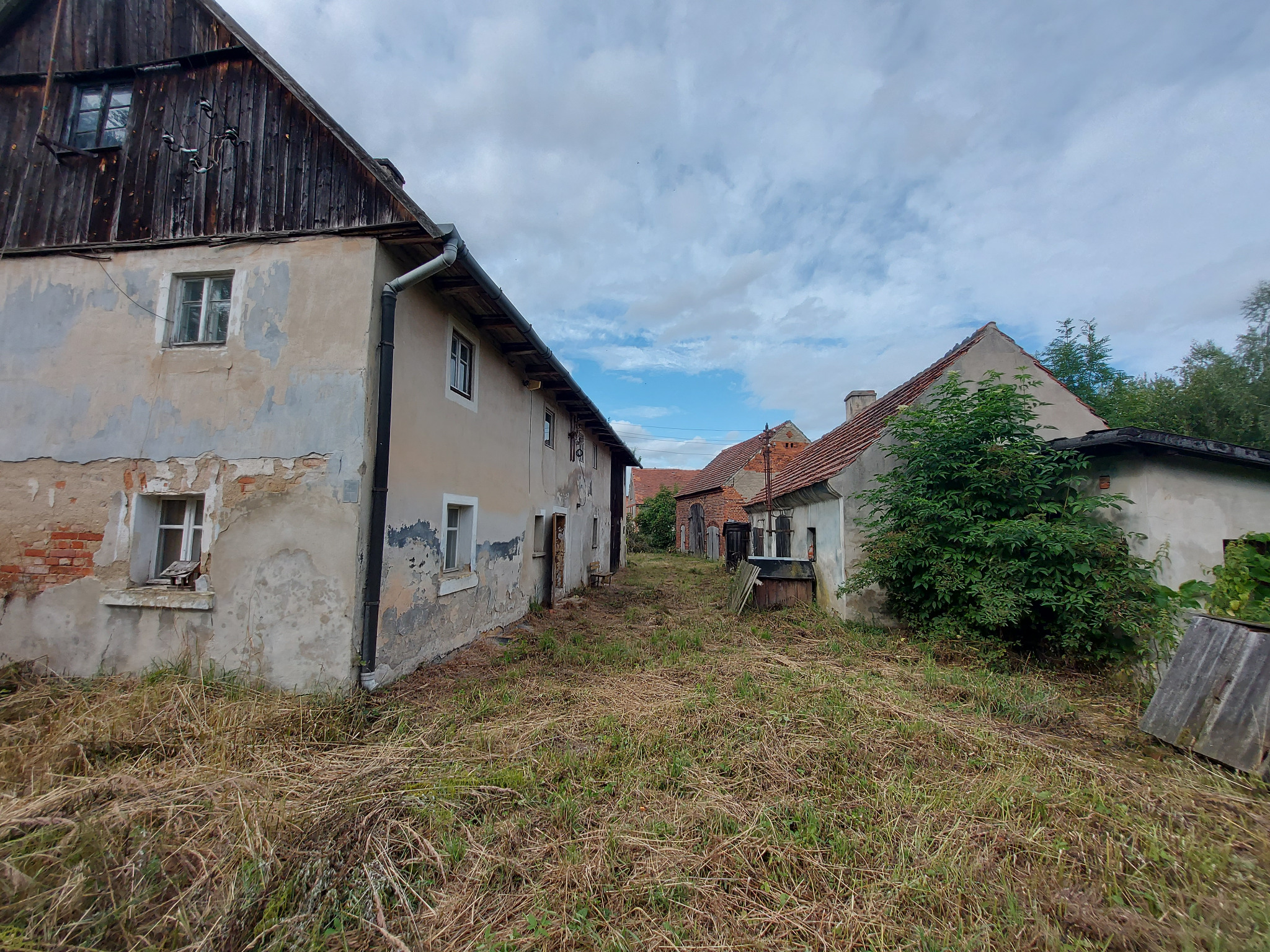 Zabudowana działka gruntu (21,8 ara): stary dom, budynek gospodarczy, stodoła z czerwonej cegły. Okmiany, gm. Chojnów