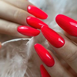 Wyraziste, długie paznokcie w intensywnym odcieniu czerwieni – marzenie każdej kobiety! W tym zestawie proponujemy przedłużenie naturalnej płytki metodą żelową oraz pokrycie całości modnym, głębokim lakierem w kolorze neonowej czerwieni.