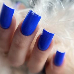 Świeżość i lekkość na koniuszkach palców! Proponujemy przedłużanie paznokci metodą żelową w modnym, geometrycznym kształcie oraz pięknym odcieniu chabrowego błękitu.