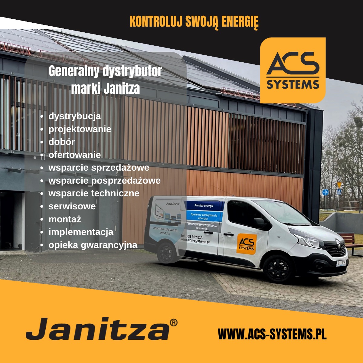 Budynek z panelami słonecznymi na dachu, na pierwszym planie biały samochód dostawczy marki Janitza z reklamą firmy ACS Systems, dystrybutora systemów zarządzania energią.