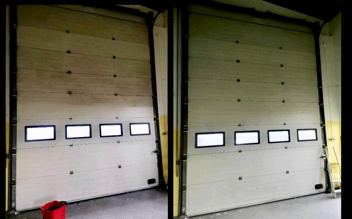 Duża brama garażowa segmentowa przed i po czyszczeniu, widoczna różnica w poziomie zabrudzeń, z czterema małymi oknami w dolnej części.