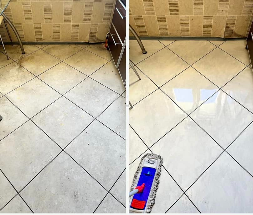 Porównanie: Zabrudzona podłoga z płytek ceramicznych przed i po umyciu mopem z mikrofibry, widoczne odbicie światła w czystej części.