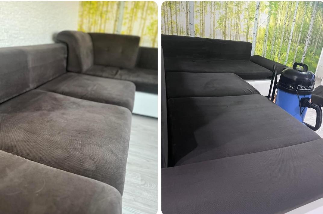 Porównanie fragmentu szarej, narożnej kanapy przed i po czyszczeniu, z widocznym odkurzaczem piorącym Numatic w tle.