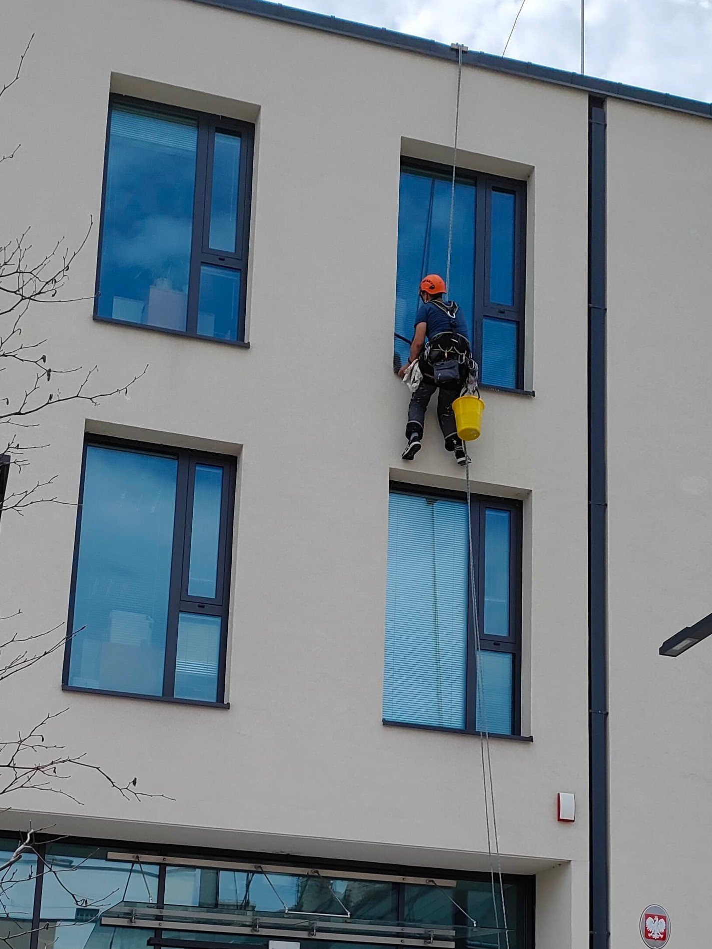 Alpinistyczne mycie okien, Mycie okien