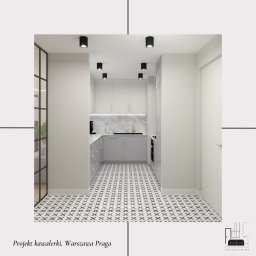 Karolina Rzeczkowska - Wąska kuchnia w odcieniach szarości i bieli z marmurowym backsplashiem, złotą armaturą i wzorzystą podłogą, widok z korytarza.