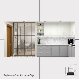 Karolina Rzeczkowska - Wnętrze kawalerki: szklana ścianka działowa oddzielająca aneks kuchenny z szarymi szafkami i białymi górnymi szafkami, marmurowy backsplash, ekspres do kawy. W tle widoczny stół z krzesłami.