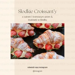 Cztery apetyczne croissanty przekrojone i wypełnione kremowym serem oraz świeżymi truskawkami, posypane cukrem pudrem, ułożone na czarnym tle. Całość w jasnej, naturalnej tonacji.
