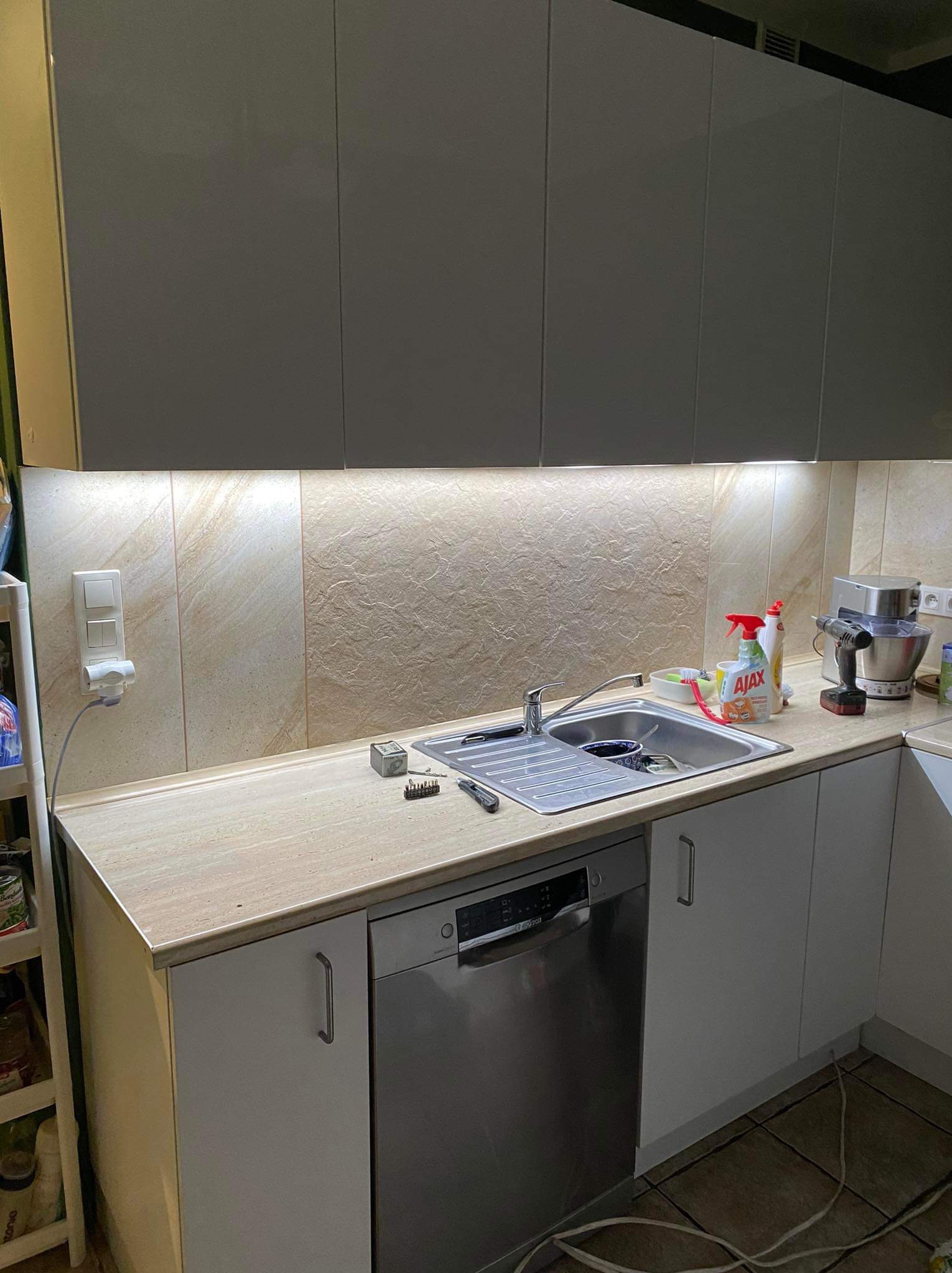 Doświetlenie blatu roboczego w kuchni za pomocą taśmy LED