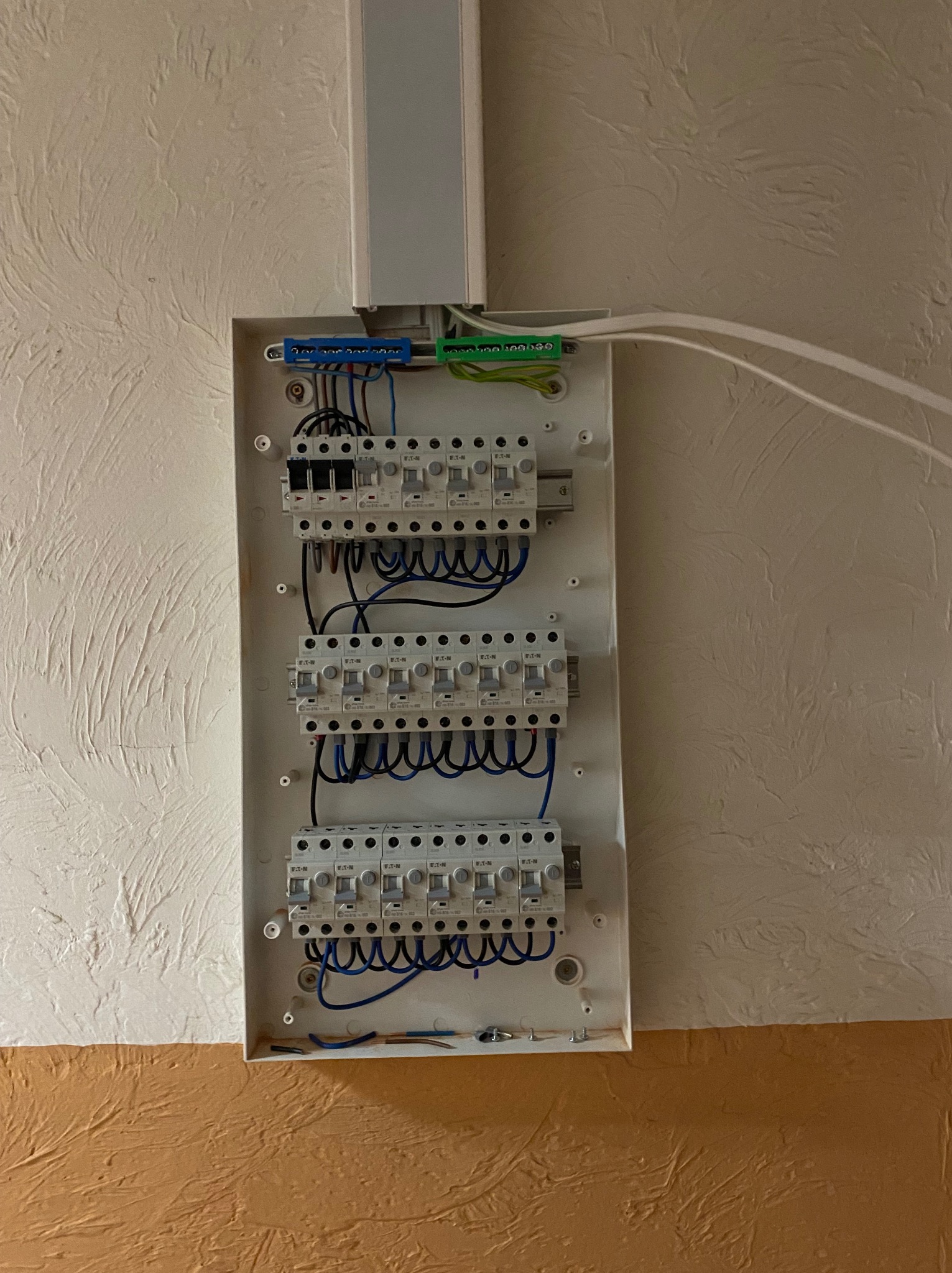 Montaż rozdzielnicy i podłączenie obwodów