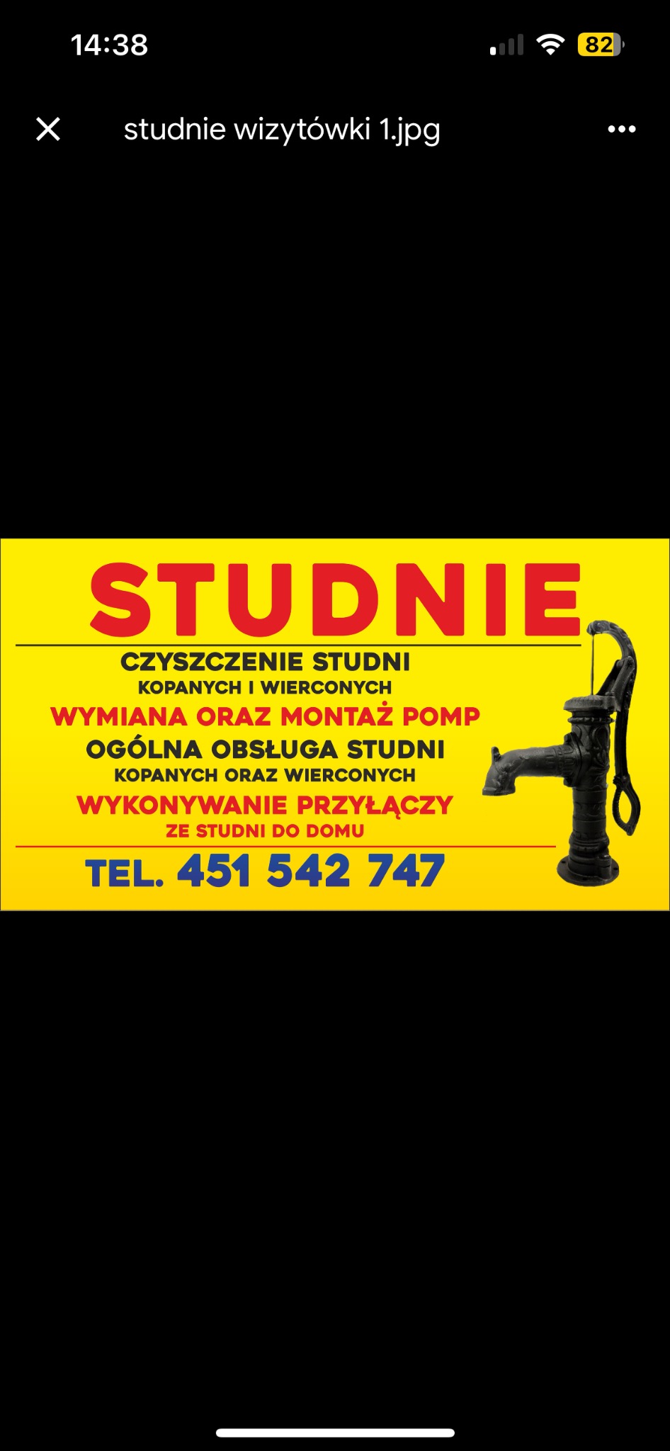 Żółta reklama usług studniarskich z czarną, żeliwną pompą ręczną. Oferta obejmuje czyszczenie, wymianę pomp i wykonywanie przyłączy. Podany numer telefonu.