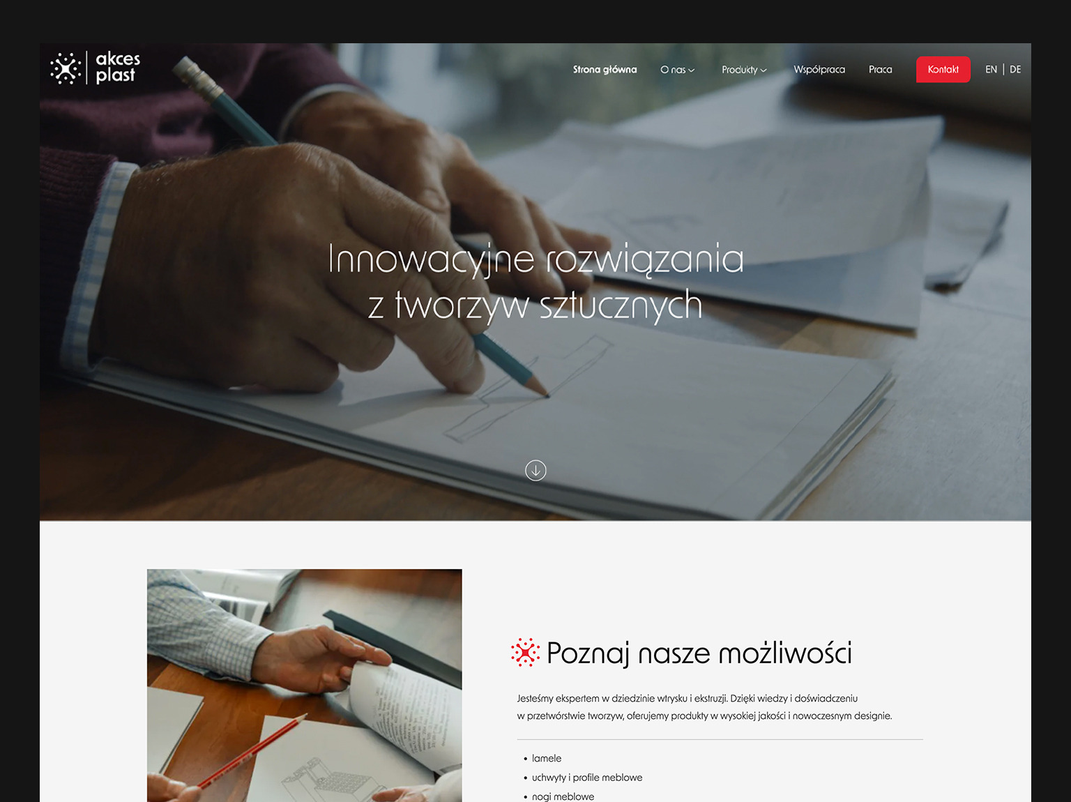 Projekt strony internetowej Akces Plast: ręce rysują szkic na papierze, widoczny fragment strony z napisem 'Innowacyjne rozwiązania z tworzyw sztucznych', menu strony w tle.