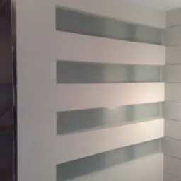 Wykończona ściana działowa z poziomymi pasami z matowego szkła, widoczny fragment konstrukcji metalowej szkieletu ściany w tle.