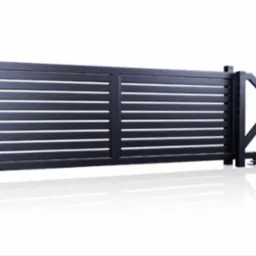 Nowoczesna, przesuwna brama wjazdowa z poziomymi, metalowymi lamelami w kolorze grafitowym, prezentowana na białym tle z delikatnym odbiciem.