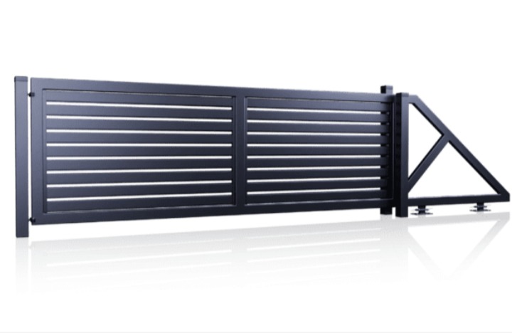 Nowoczesna, przesuwna brama wjazdowa z poziomymi, metalowymi lamelami w kolorze grafitowym, prezentowana na białym tle z delikatnym odbiciem.