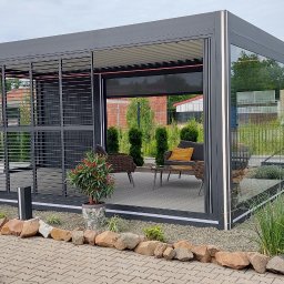 Pergola aluminiowa wyposażona w automatycznie sterowane lamele dachowe, przesuwne żaluzje boczne, szklane panele oraz screeny ZIP zapewniające prywatność i ochronę przed wiatrem.
Idealne rozwiązanie do ogrodu, lub strefy wypoczynkowej przy domu.
