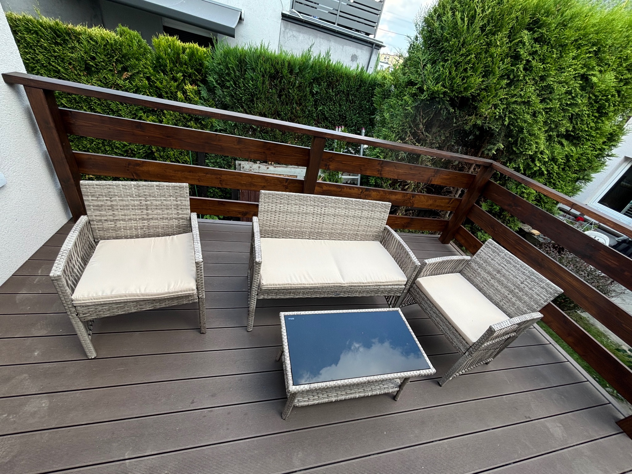 Kompozytowy taras z drewnianą balustradą na drewnianej konstrukcji.