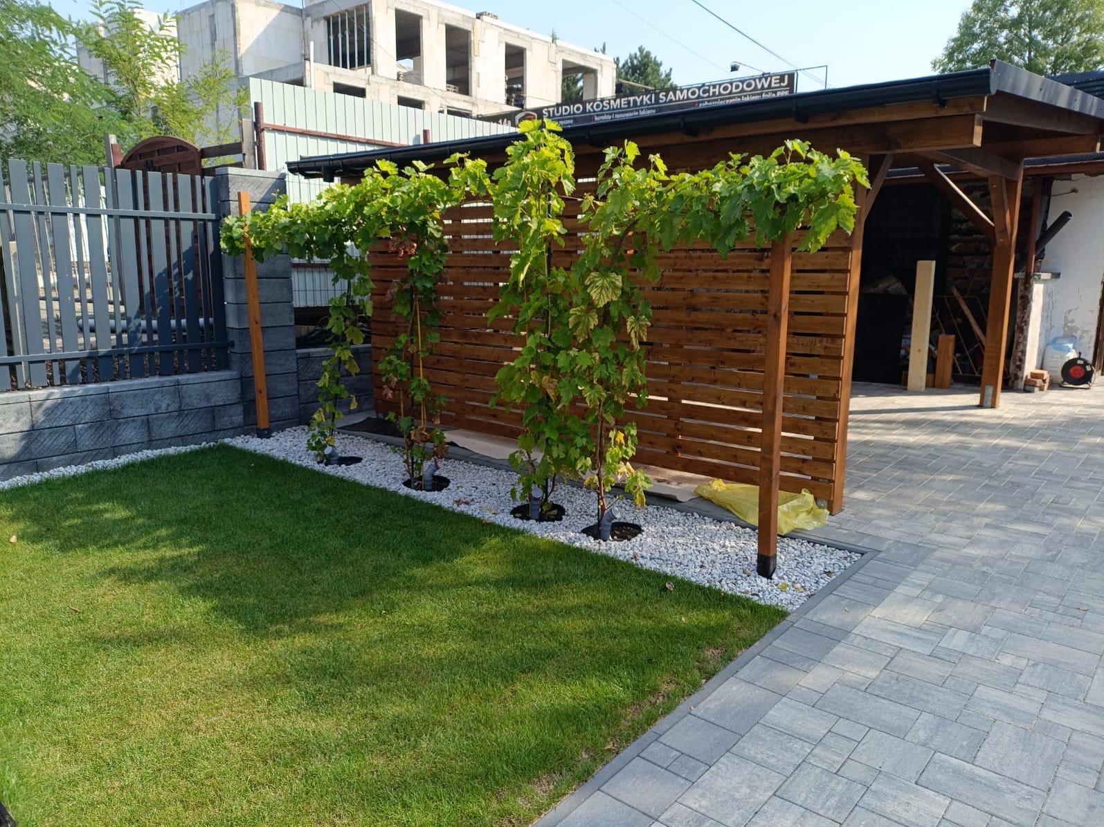 Wiata garażowa widok od boku.