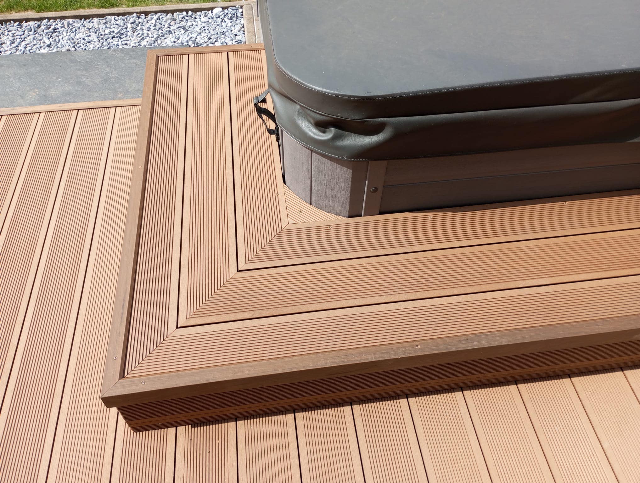 Miodowy taras kompozytowy z wbudowanym jacuzzi.