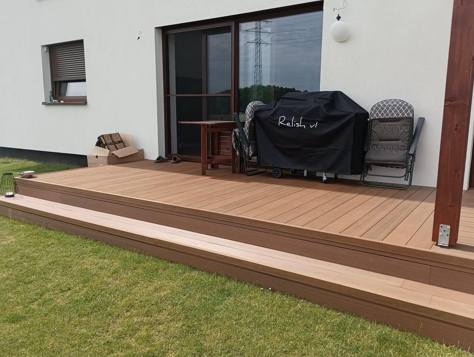 Kompozytowy taras z drewnianym orynnowanym zadaszeniem w kolorze teakowym