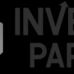 Graficzne logo firmy Invest Park przedstawia ręce podtrzymujące rosnący wykres słupkowy zakończony strzałką w górę.