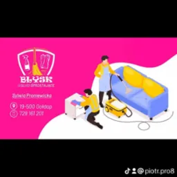 Grafika reklamowa firmy świadczącej usługi sprzątania, prezentująca dwie osoby w trakcie pracy: jedna czyści mebel, druga odkurza kanapę żółtym odkurzaczem, w tle logo firmy 'Błysk' i dane kontaktowe.