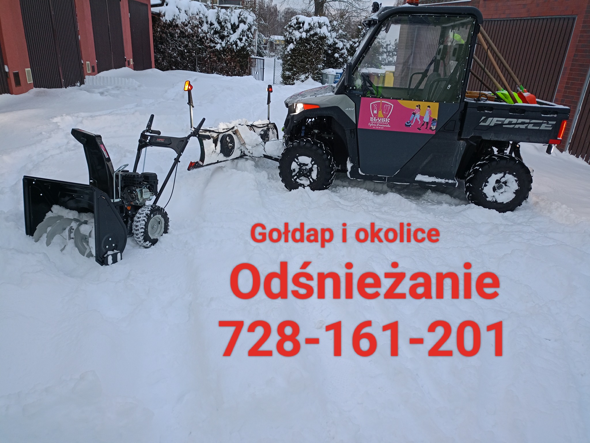 Pojazd UFORCE z pługiem śnieżnym i odśnieżarka spalinowa na tle zasypanego śniegiem podwórza, widoczny budynek i krzewy, na pojeździe naklejka z logiem firmy sprzątającej Błysk oraz numer telefonu...