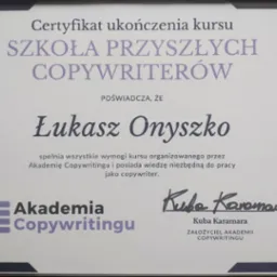 Certyfikat ukończenia kursu Szkoła Przyszłych Copywriterów dla Łukasza Onyszko, potwierdzający spełnienie wymogów kursu Akademii Copywritingu, podpisany przez Kubę Karamarę.