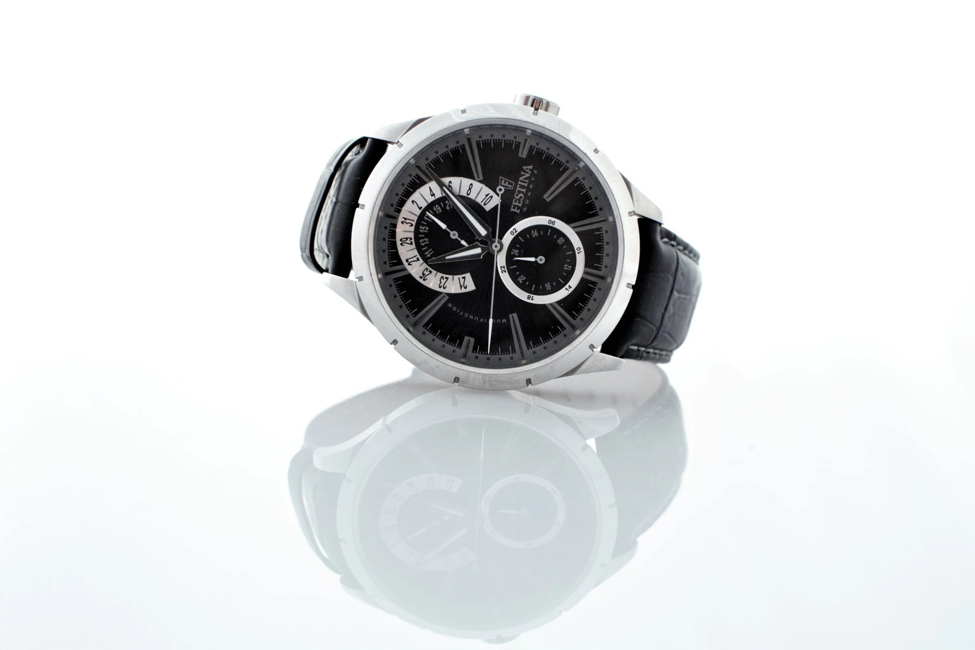 Elegancki męski zegarek Festina z czarną tarczą i skórzanym paskiem, sfotografowany z bliska w Warszawie na białym tle z wyraźnym odbiciem.