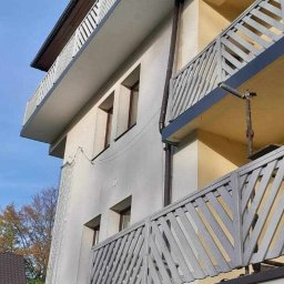 Balkony, wymiana okuć, ocieplenie i tynkowanie balków od spodu, malowanie. Z góry odpowiednia izolacja balków zabezpieczająca przez przeciekaniem