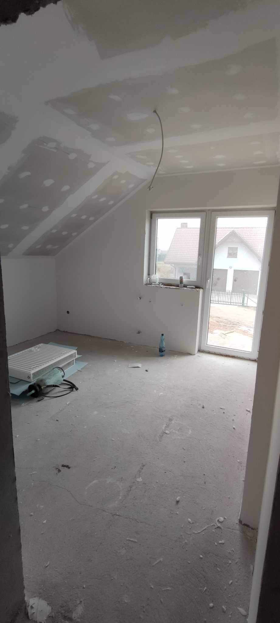 Pomieszczenie przed malowaniem po tynkowaniu, wykonaniu sufitów podwieszanych i szpachlowaniu