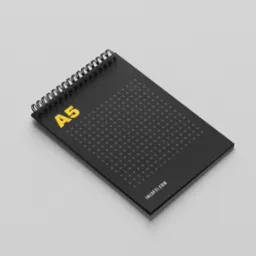 Czarny notatnik A5 z metalową spiralą, ozdobiony drobną siatką krzyżyków i napisem INLOFTI.COM w dolnym rogu, leżący na jasnoszarym tle.